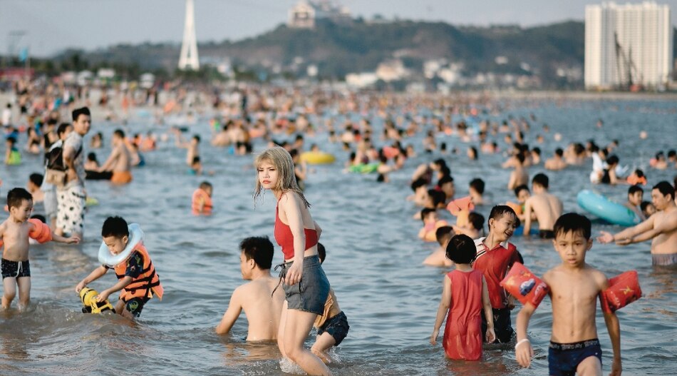 Turistas regresan a la bahía de Ha Long en Vietnam tras permanecer cerrada