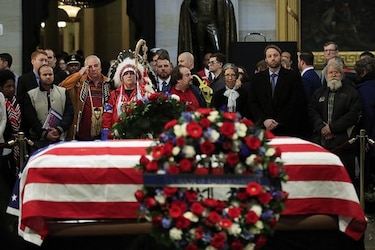 Visitantes honran al fallecido expresidente George H. W. Bush