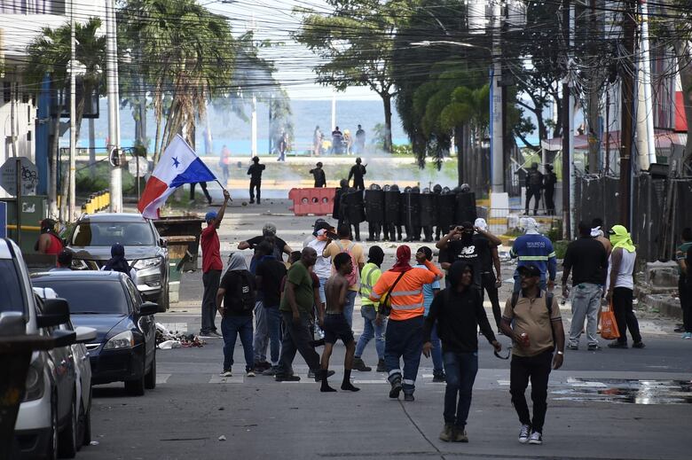 Enfrentamientos en las inmediaciones de la Asamblea Nacional; vandalizaron un local comercial