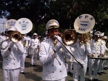 Desfile cívico para recordar a los mártires de 1964