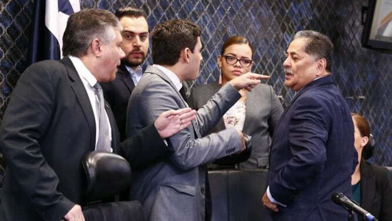 Roberto Ábrego y Juan Diego Vásquez se enfrentan por reformas al reglamento de la Asamblea