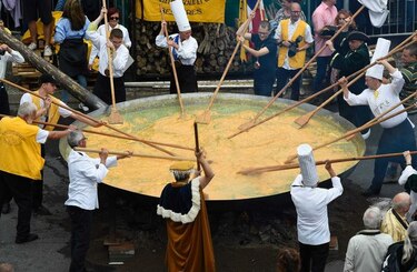 A pesar del escándalo de los huevos, una ciudad belga cocina su 'omelette' gigante