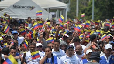 Buscan ingresar ayuda a Venezuela, pese a los choques en la frontera