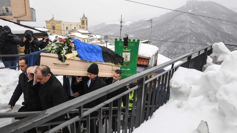 Gobierno italiano admite demoras en respuesta al alud