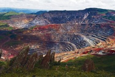 Acusan a minera de evadir pagos