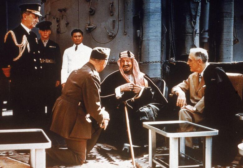 El rey que murió asesinado cuando iba a besar a su sobrino, en un regicidio que sacudió a Arabia Saudita hace 50 años