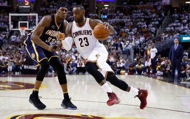 LeBron James y los Cavaliers escapan con victoria ante Pacers