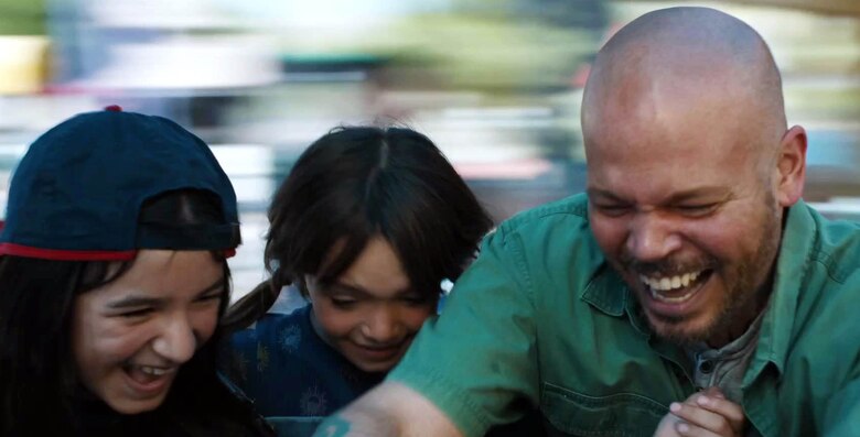 Residente anuncia un nuevo álbum con un original video de terapia junto a Najwa Nimri