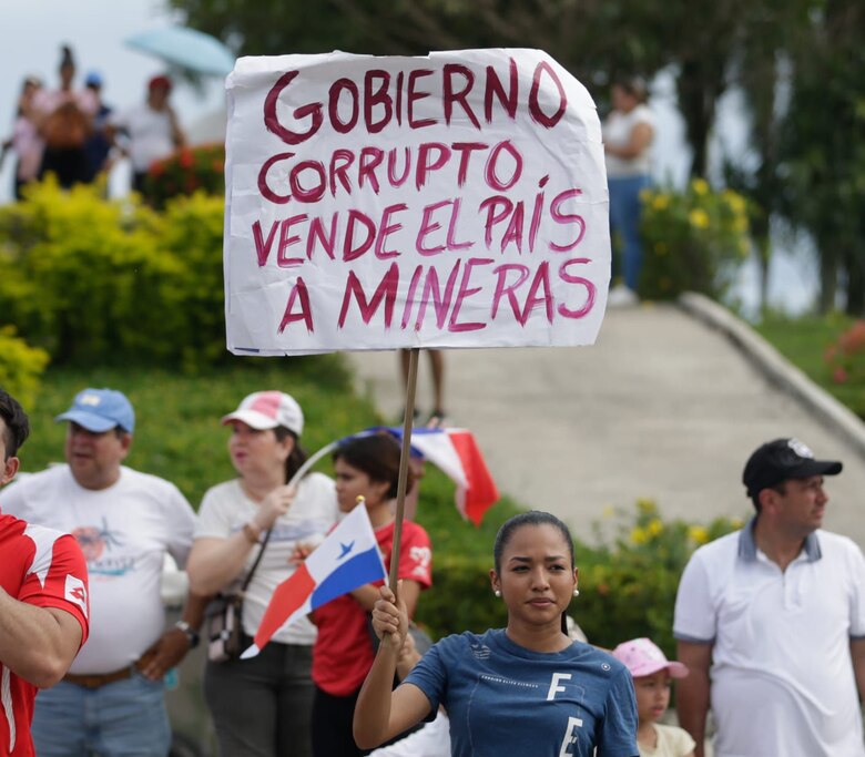 Tras protestas por el contrato minero, el PRD intenta blanquear su imagen
