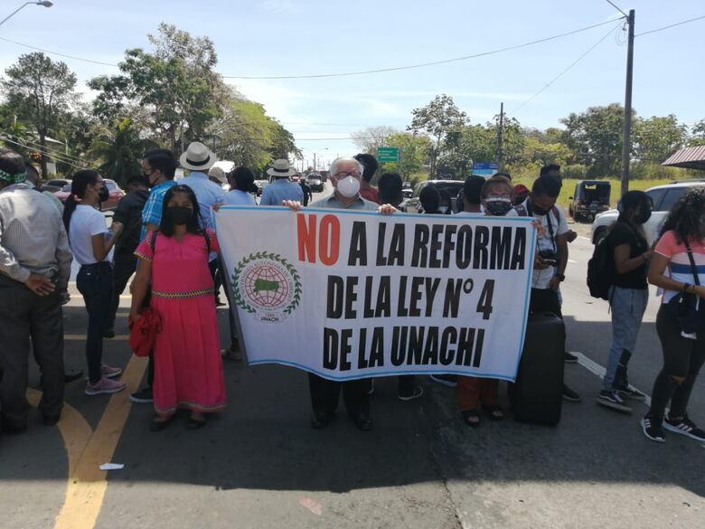 Estudiantes de la Unachi dicen ‘no’ a la reelección de la rectora Etelvina de Bonagas