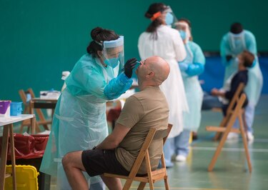 Autoridades piden a habitantes de Barcelona que se queden en casa debido a rebrotes del virus