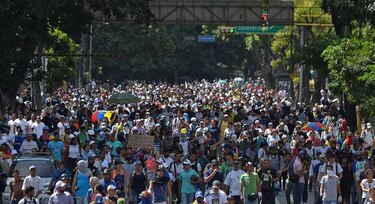 Estudiantes marchan para exigir cese de 'censura' en Venezuela