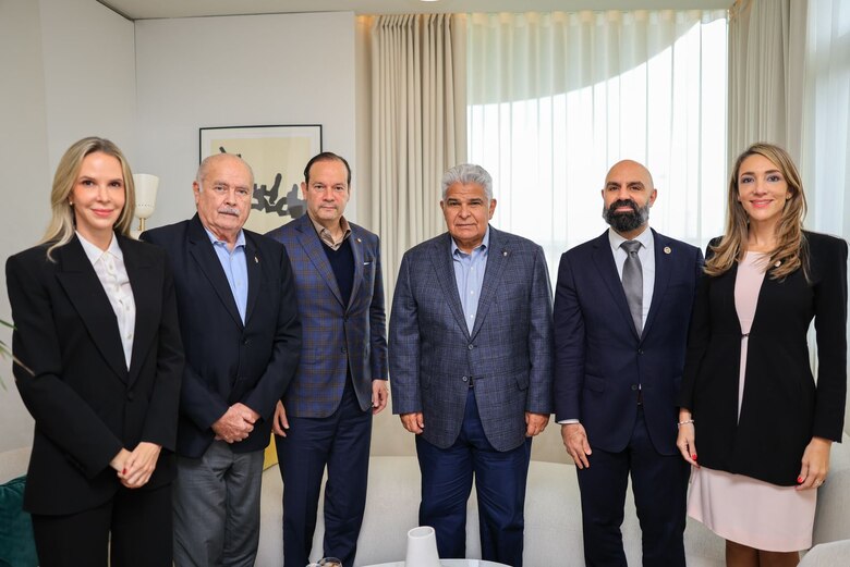 Mulino ya está en París; buscará apoyo de Francia para salir de la lista de paraísos fiscales