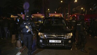 Al menos una decena de muertos al estallar autobús militar en Túnez
