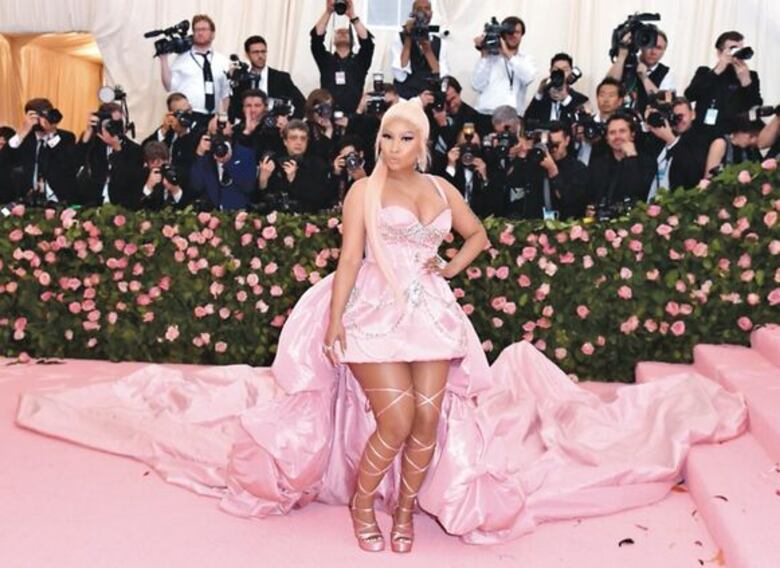 Plumas y joyas en gala del MET