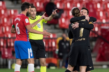 Con dobletes de Messi y Griezmann, el Barça sigue su escalada