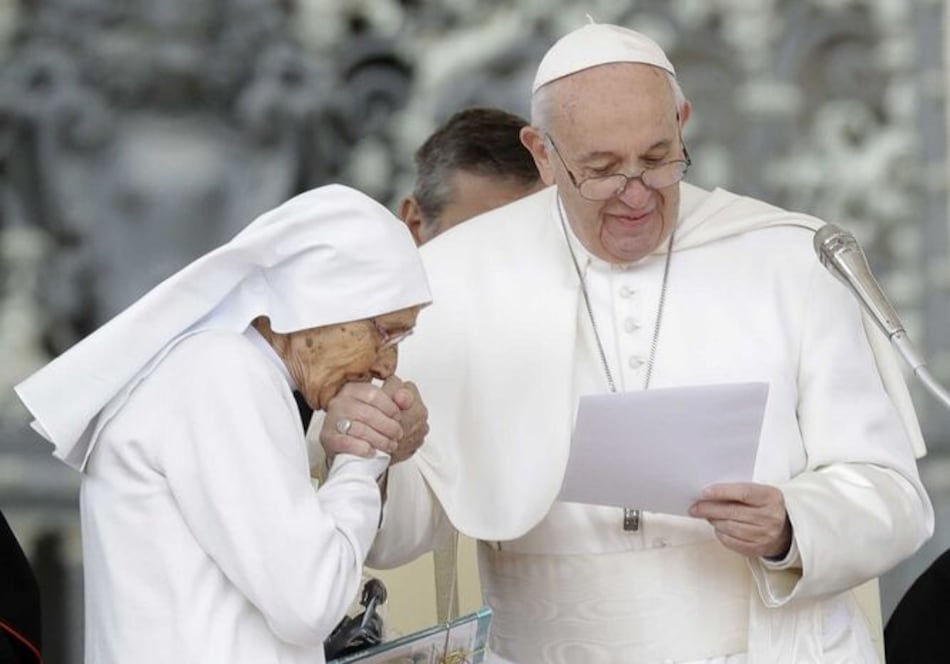 El papa Francisco vuelve a permitir que le besen su anillo
