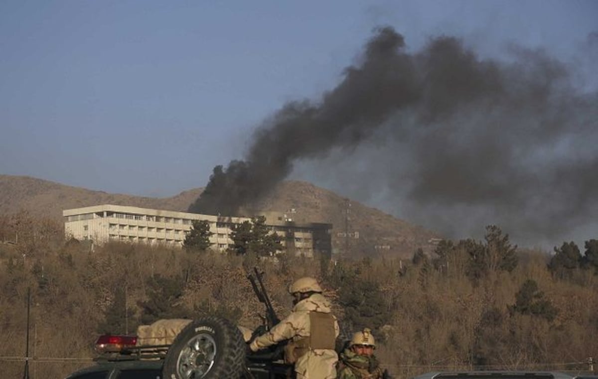 Una humareda emanaba del sexto y último piso del Hotel Intercontinental en Kabul.