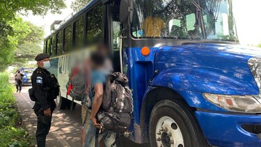 Arrestan a dos guatemaltecos por transportar a 32 migrantes irregulares