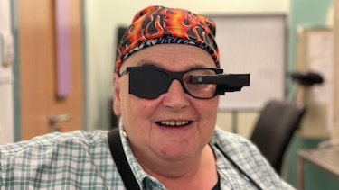 El innovador implante ocular que ayuda a pacientes ciegos a volver a leer