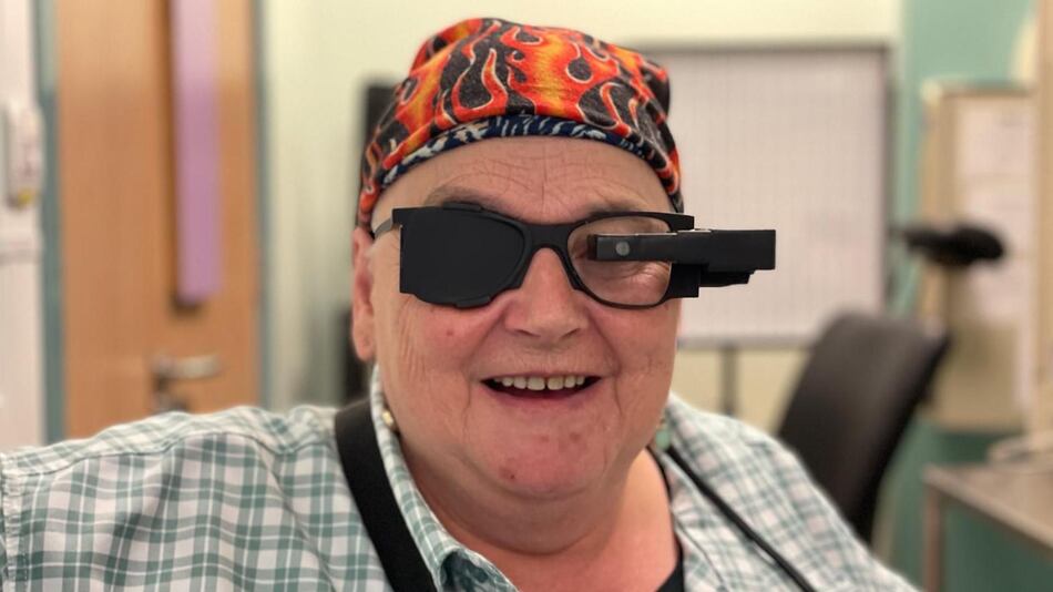 El innovador implante ocular que ayuda a pacientes ciegos a volver a leer