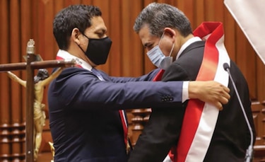 Jefe del Congreso peruano asume como presidente; Vizcarra cuestiona legitimidad