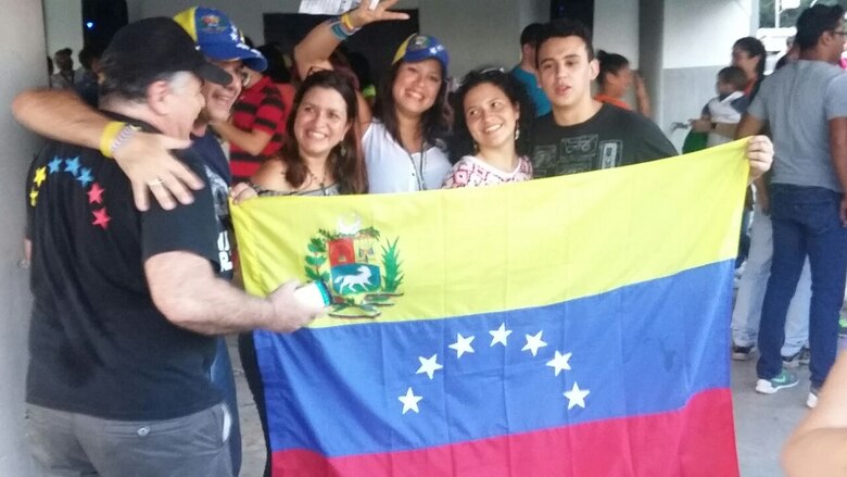 Venezolanos se reúnen en la cinta costera para exigir referendo contra Nicolás Maduro; también protestan en otras 65 ciudades del mundo