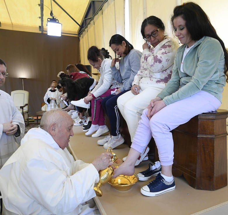 El papa Francisco, en silla de ruedas, lava los pies a 12 reclusas