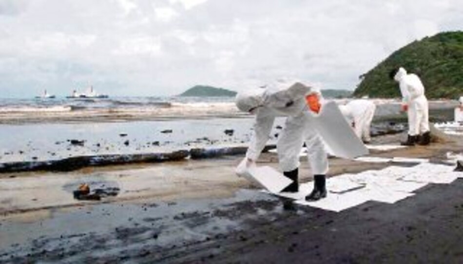 Tailandia lucha con marea negra