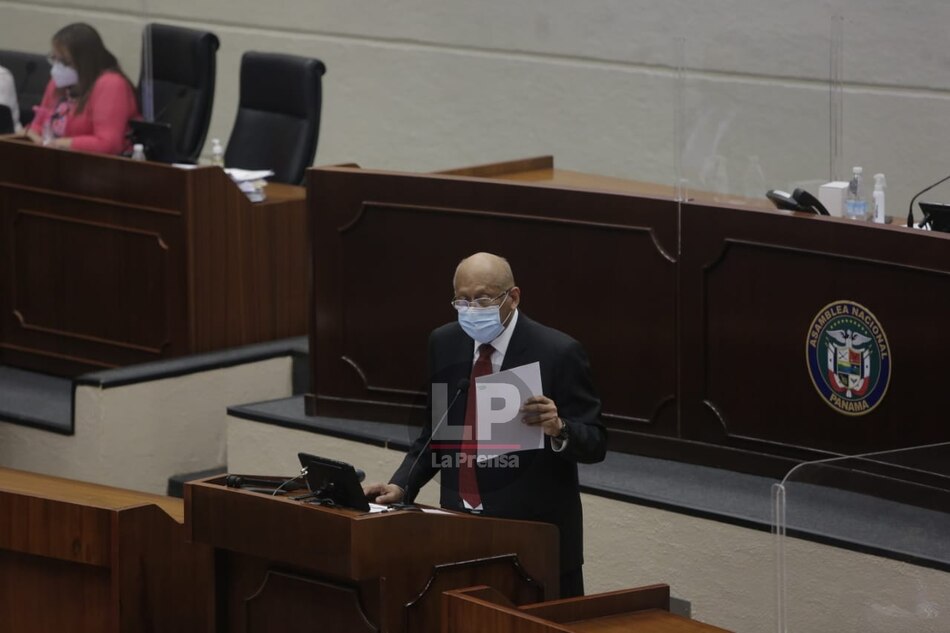 Ministros Sucre, Mouynes y Alexander responden cuestionario de 21 preguntas a los diputados