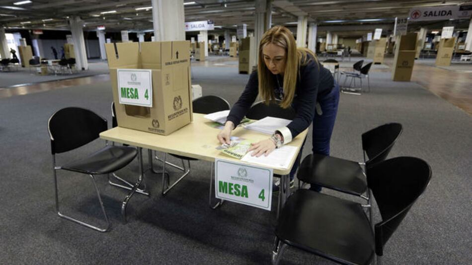 Abren las mesas de votación para histórico balotaje en Colombia