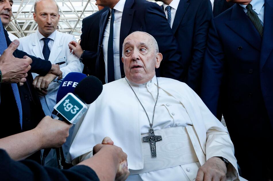 El papa Francisco revela que sufre aún los efectos de la anestesia y le cuesta respirar