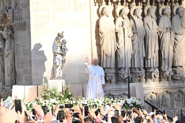 El papa anima a 80,000 jóvenes en Francia ante las incertidumbres de su generación