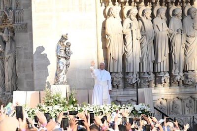 El papa anima a 80,000 jóvenes en Francia ante las incertidumbres de su generación