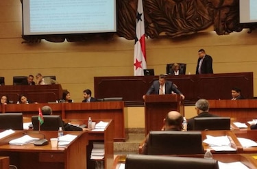 Ministro del MOP comparece ante el pleno de la Asamblea Nacional