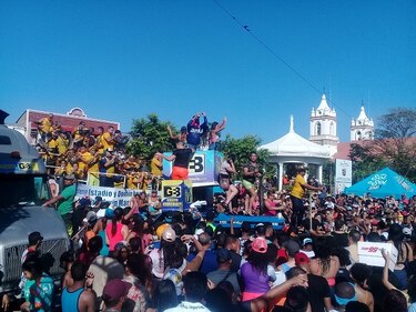 Chitré recibe el nuevo año con la alegría de sus carnavales