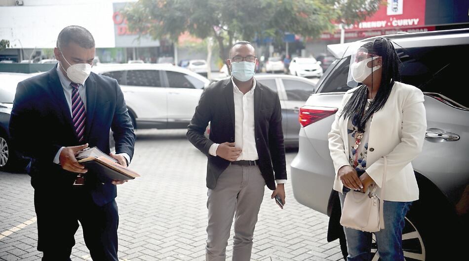 Funcionario de la Presidencia demanda a Mauricio Valenzuela y admite que estuvo en La Fragata, en toque de queda