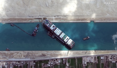 Portacontenedores ‘Ever Given’ empezó a moverse en Canal de Suez