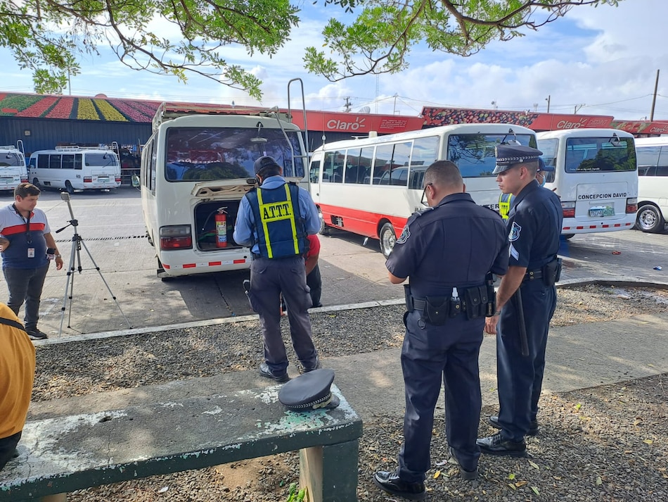 ATTT realiza operativos en terminales de transporte público; retiran cerca de 20 permisos temporales