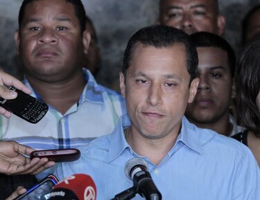 Velásquez reaparece y dice que no dejará la política