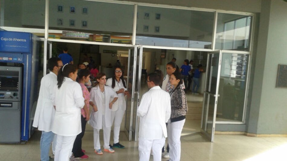 Médicos internos del hospital en Chitré, en paro de labores