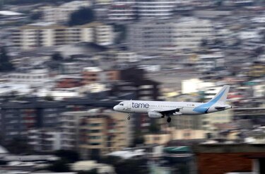 TAME suspende temporalmente vuelos a Venezuela
