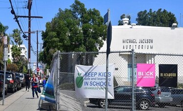 El nombre de Michael Jackson se queda en auditorio escolar tras votación