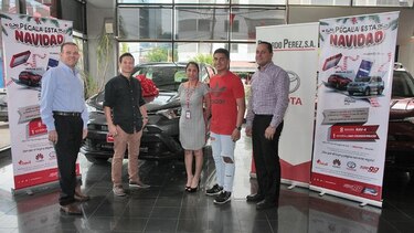 Súper 99 realizó la entrega de autos Toyota a ganadores de promoción