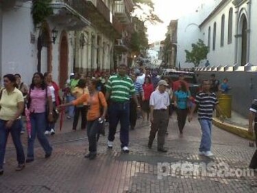 Educadores llegan a la plaza de la Independencia