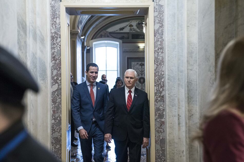 Trump recibe con honores a Guaidó en una audiencia opacada por el juicio político