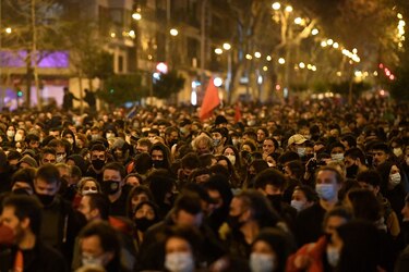 Asaltan comercios y lanzan bombas molotov a carros policiales durante protesta en Barcelona