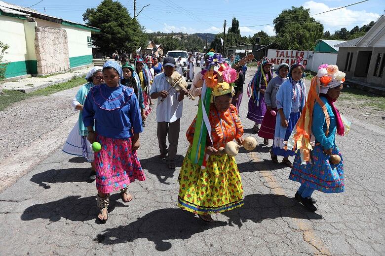 Entierran a los dos sacerdotes jesuitas asesinados en México