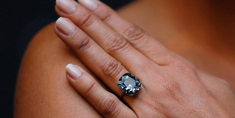 Magnate hongkonés compra el diamante más caro del mundo