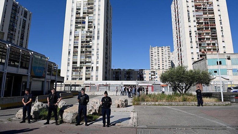 Por qué varias ciudades en Francia están aplicando toques de queda para los menores de edad